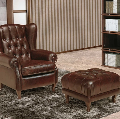 Pouf classico in pelle imbottito e trapuntato con piedini in legno Edith di Tancredi salotti