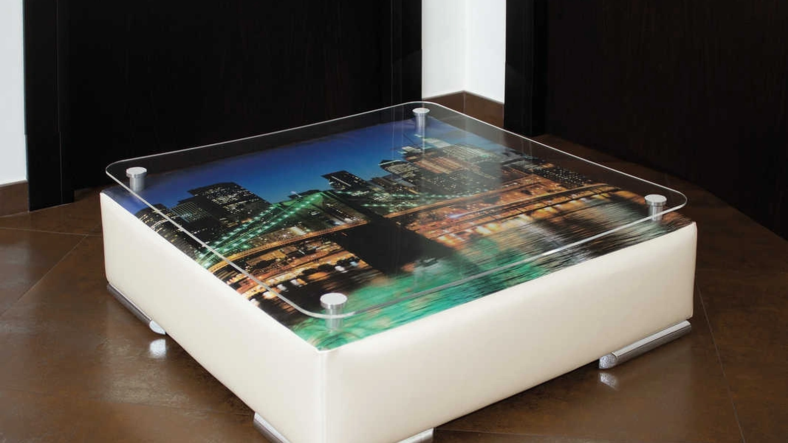 Tavolino con top in vetro e struttura rivestita in pelle con stampa personalizzata di Tancredi salotti