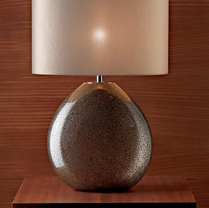 Lampada da tavolo Elettra con vaso in vetro e limatura di ottone e paralume in tessuto di Le Fablier