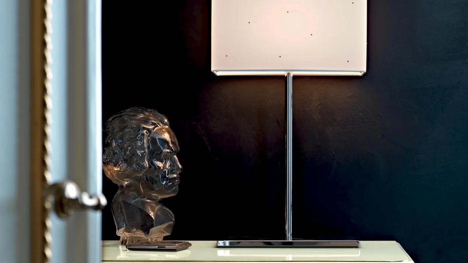 Lampada da tavolo Glam con struttura in metallo e paralume in carta di riso di Le Fablier