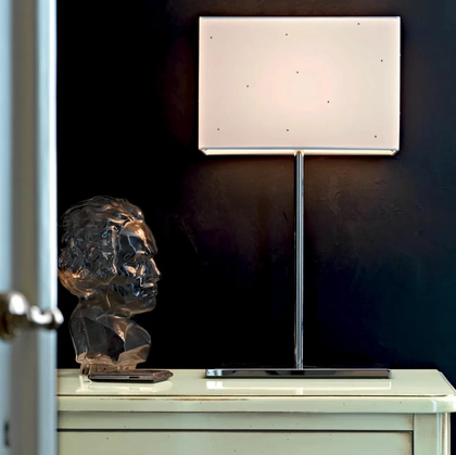 Lampada da tavolo Glam con struttura in metallo e paralume in carta di riso di Le Fablier