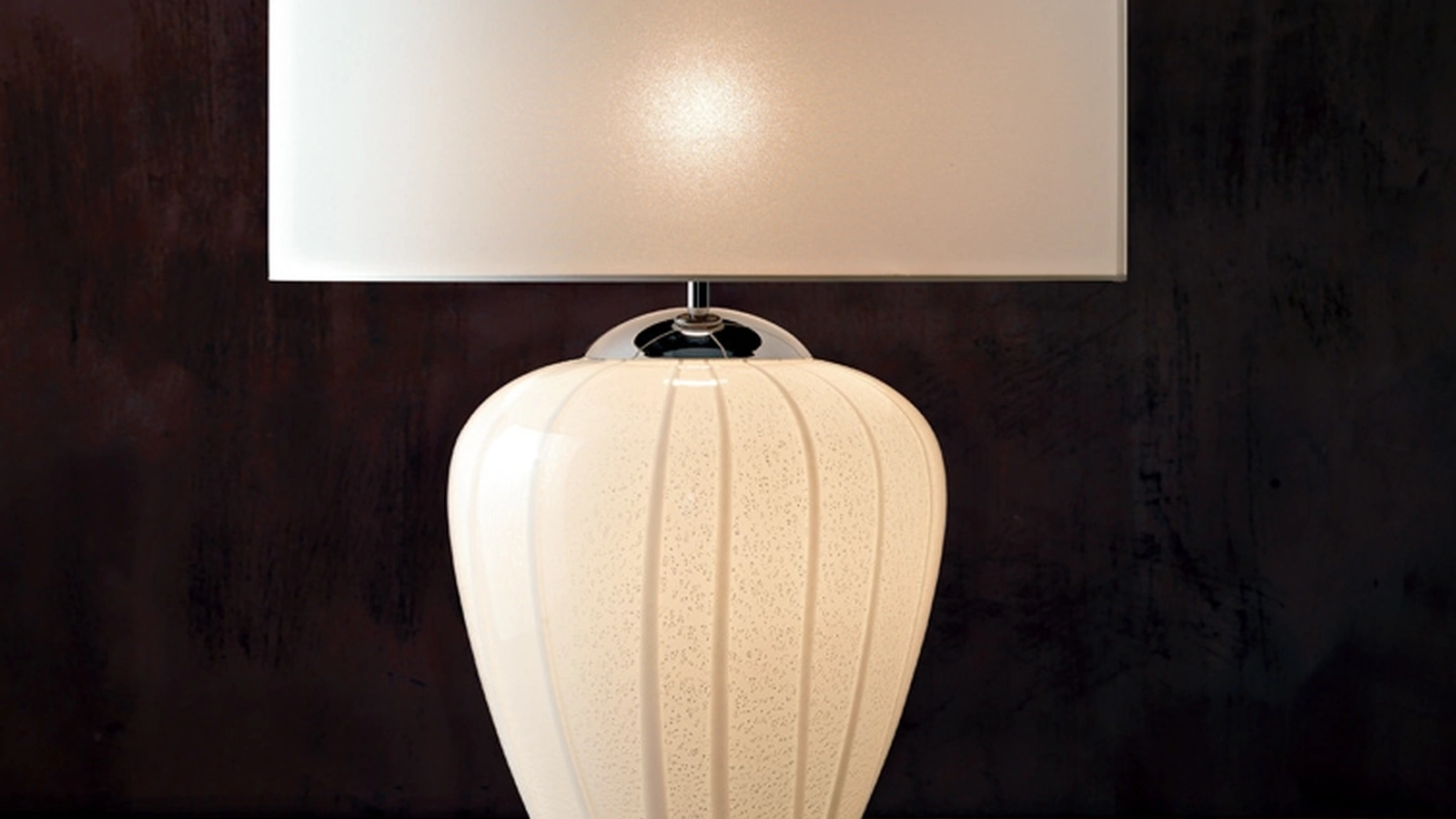 Lampada da tavolo Strip con vaso bianco e argento con colature di vetro e paralume in tessuto bianco di Le Fablier