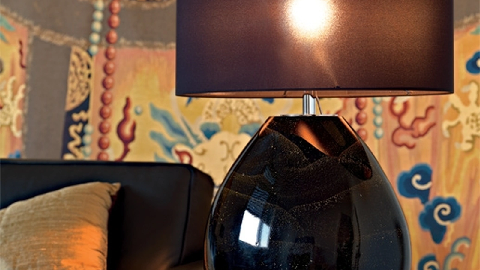 Lampada da tavolo Tosca con vaso in vetro nero e oro e paralume in tessuto di Le Fablier