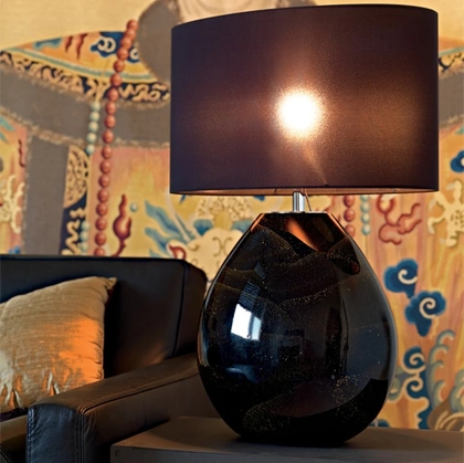 Lampada da tavolo Tosca con vaso in vetro nero e oro e paralume in tessuto di Le Fablier