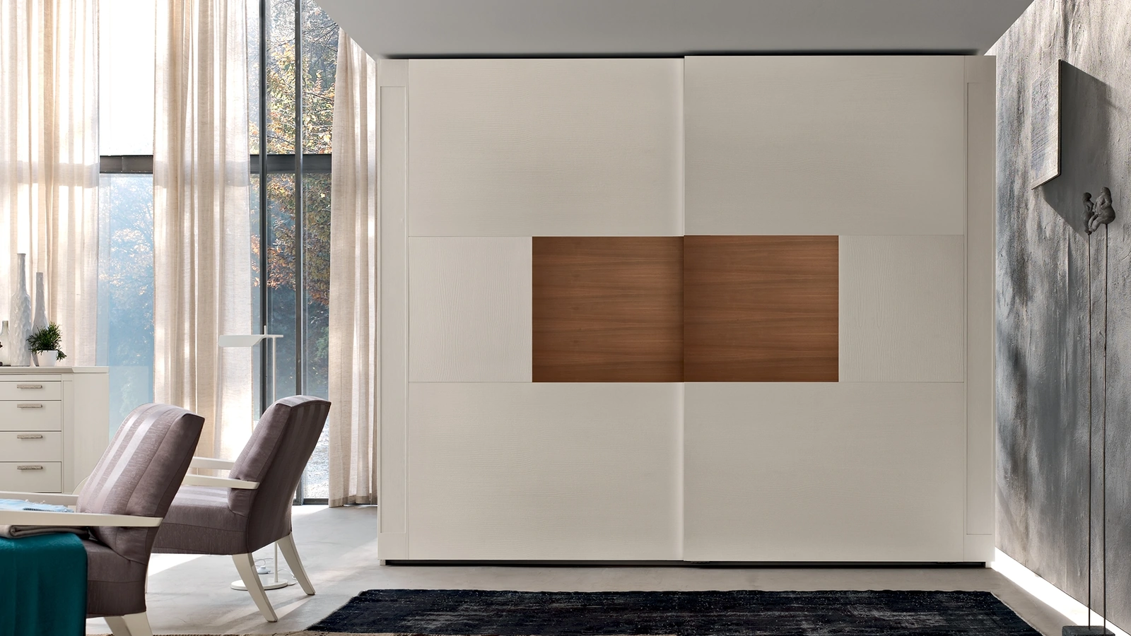 Armadio con ante scorrevoli Agrifoglio in Frassino laccato con inserto in Noce Canaletto di Le Fablier