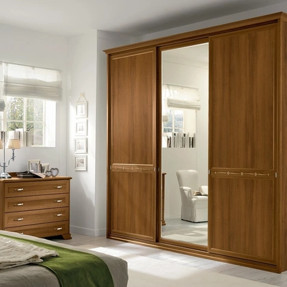 Armadio con ante scorrevoli AM216 in melaminico Noce Sorrento e specchio di Colombini Casa