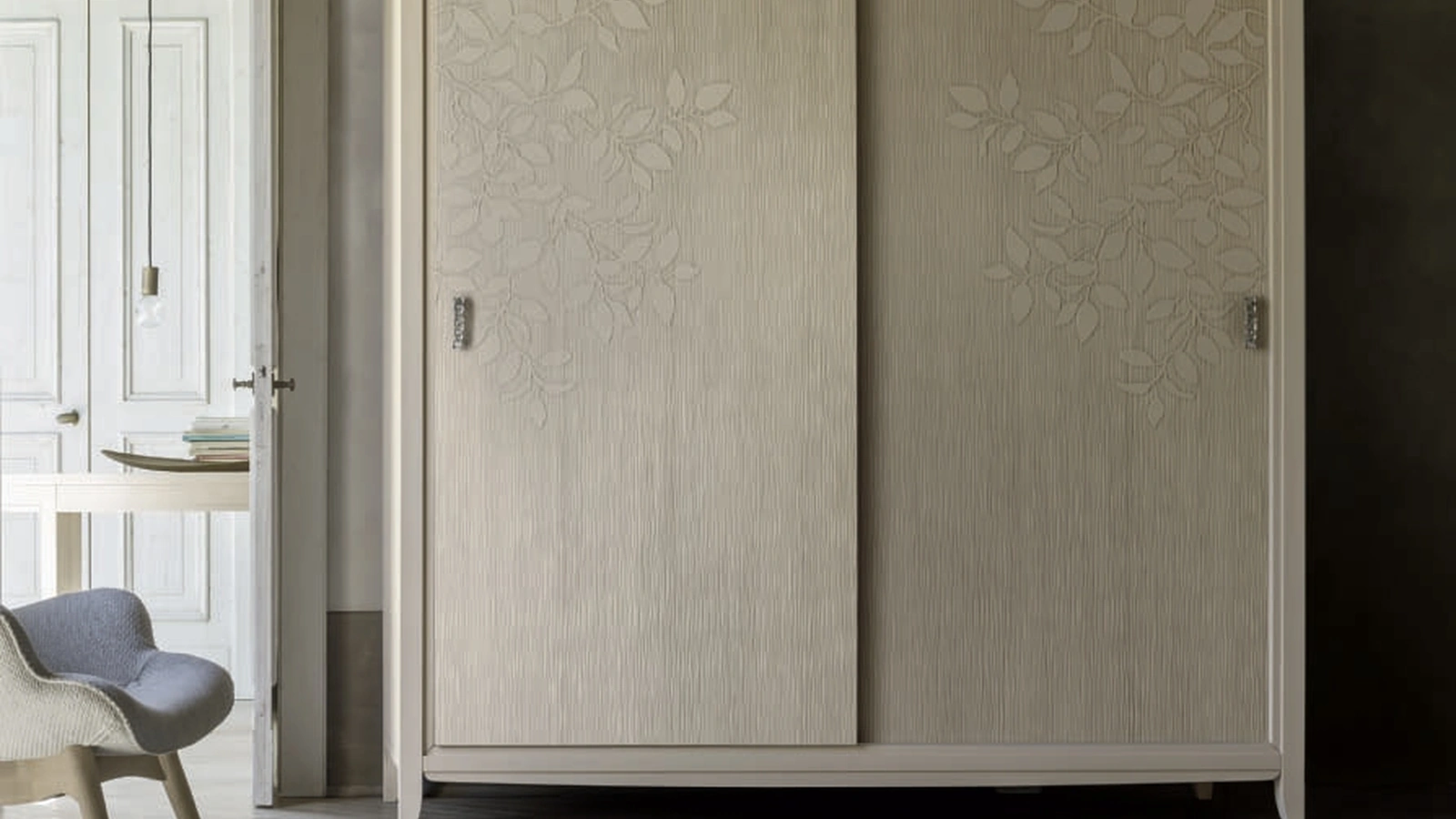 Armadio con ante scorrevoli Eden Project IM8296 in legno con decoro Foglia di Imba Srl