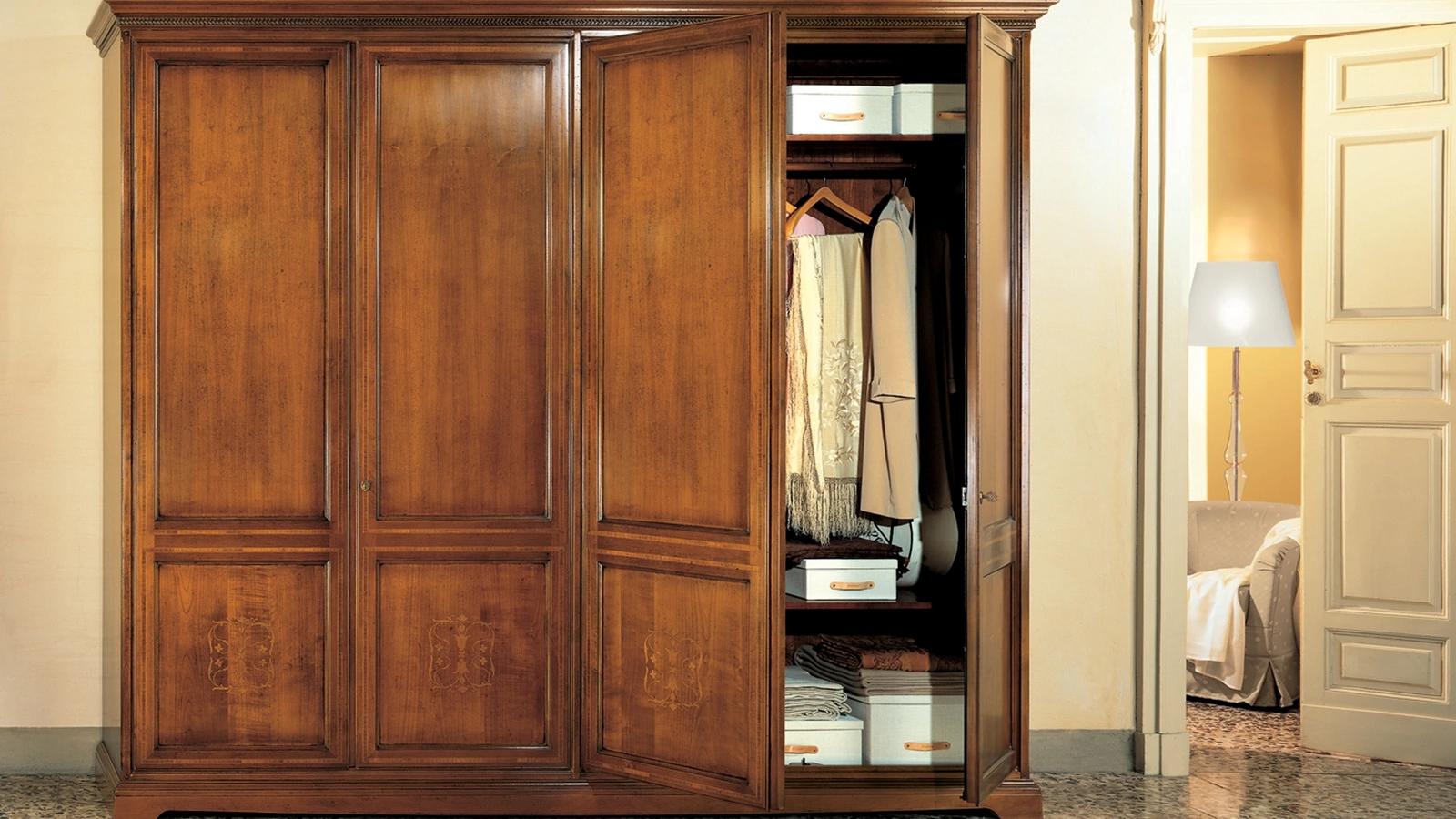 Armadio con ante battenti Ibisco in legno di Le Fablier