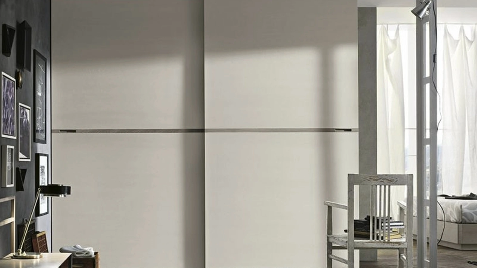Armadio con anta scorrevole Meridiana in laccato opaco bianco gesso di Tomasella