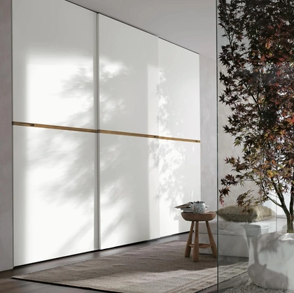 Armadio con anta scorrevole Meridiana in laccato opaco bianco gesso di Tomasella