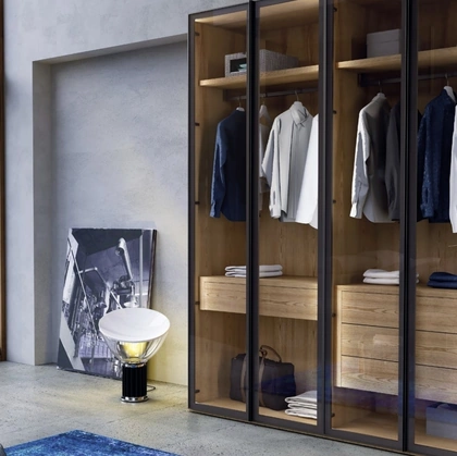 Armadio Nova Show finiture Argilla e Metal Black con ante in vetro di Imba Srl