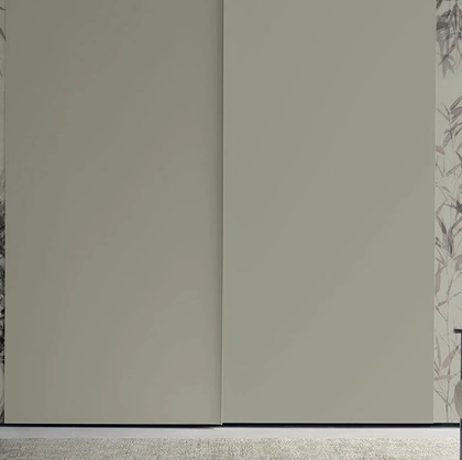 Armadio con ante scorrevoli Strip in laccato con fasce in vetro di Tomasella