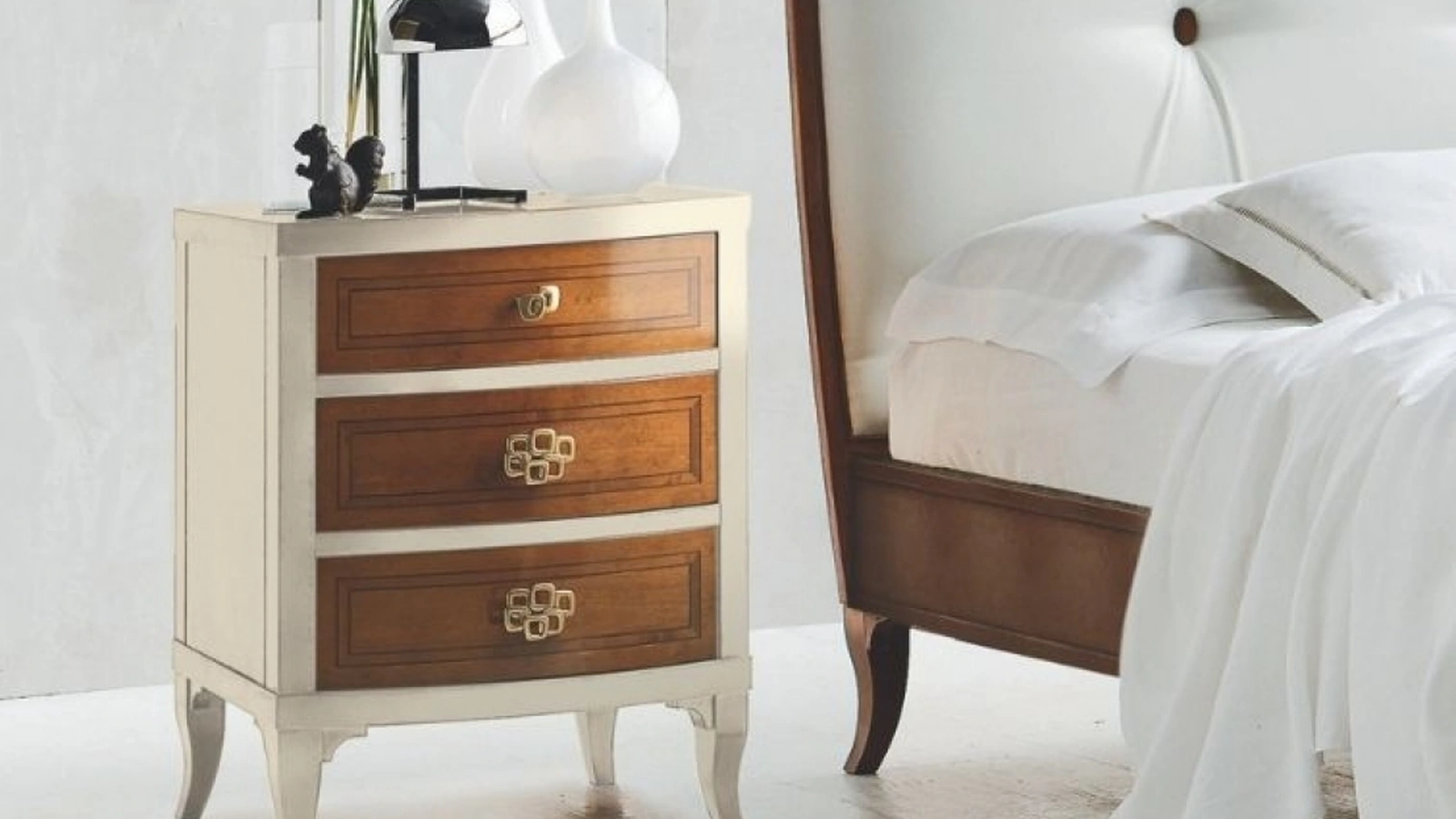 Comodino Luna in legno di Tiglio con finitura bicolore di Le Fablier