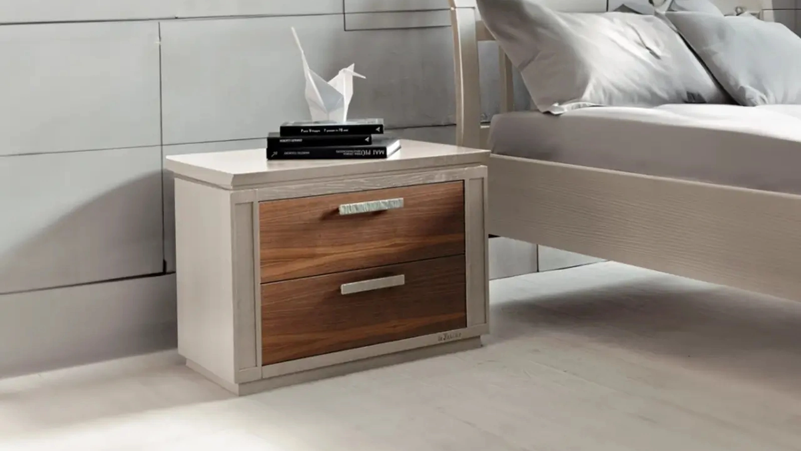 Comodino Viburno in Frassino spazzolato con cassetti in Noce Canaletto di Le Fablier