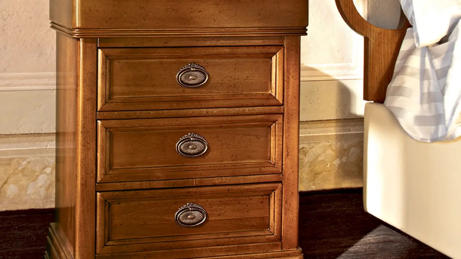 Comodino classico Zaffiro in legno di Le Fablier