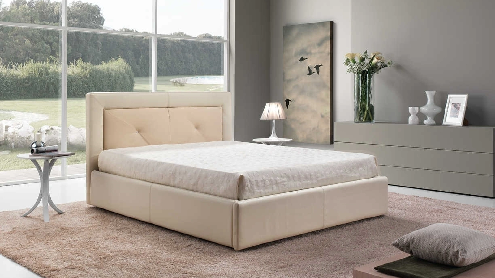 Letto matrimoniale in pelle imbottita con testiera Charme di Tancredi salotti