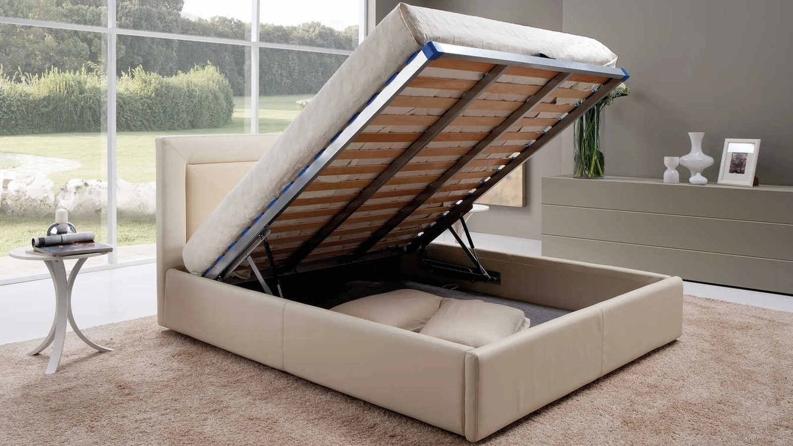 Letto matrimoniale in pelle imbottita con testiera e box contenitore Charme di Tancredi salotti