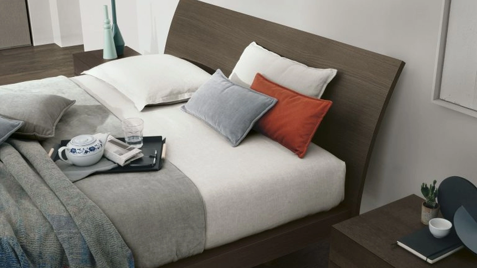 Letto con testiera Clio in legno rovere moka di Tomasella