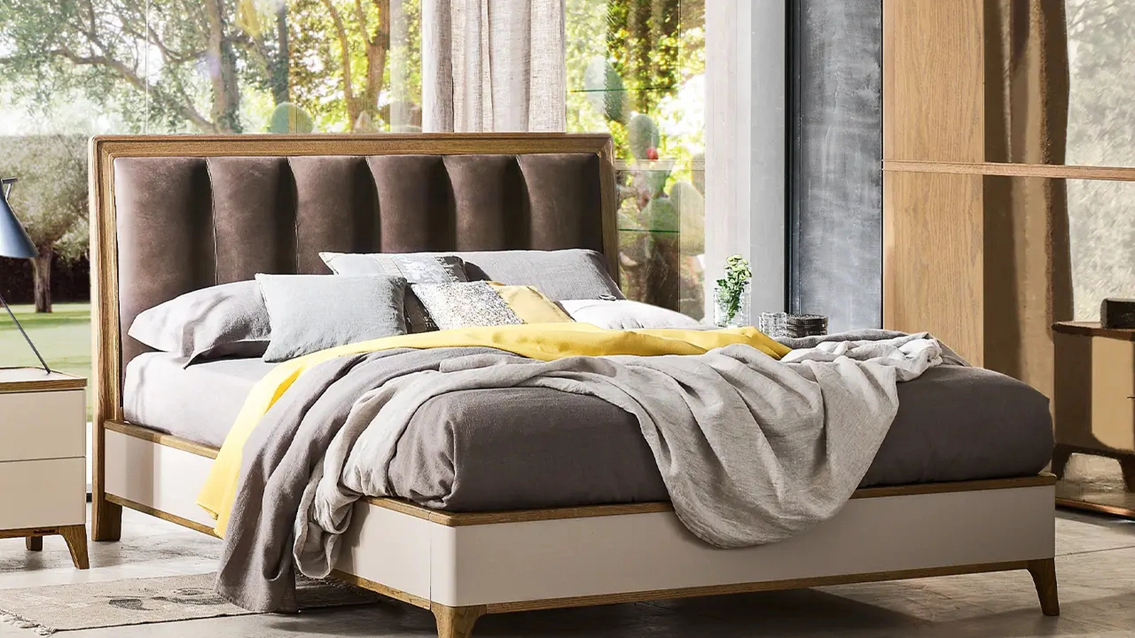 Letto Deva con testiera in pelle di Le Fablier