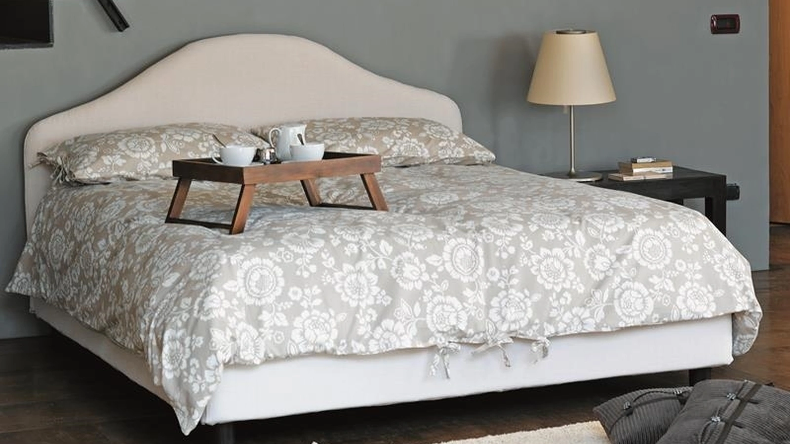 Letto in tessuto con testiera sagomata Laguna di Hoppla