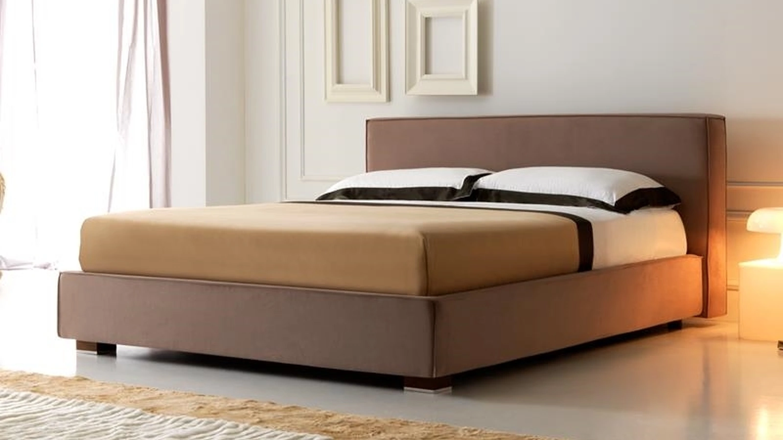 Letto in tessuto con testiera dalla forma squadrata Levante di Hoppla