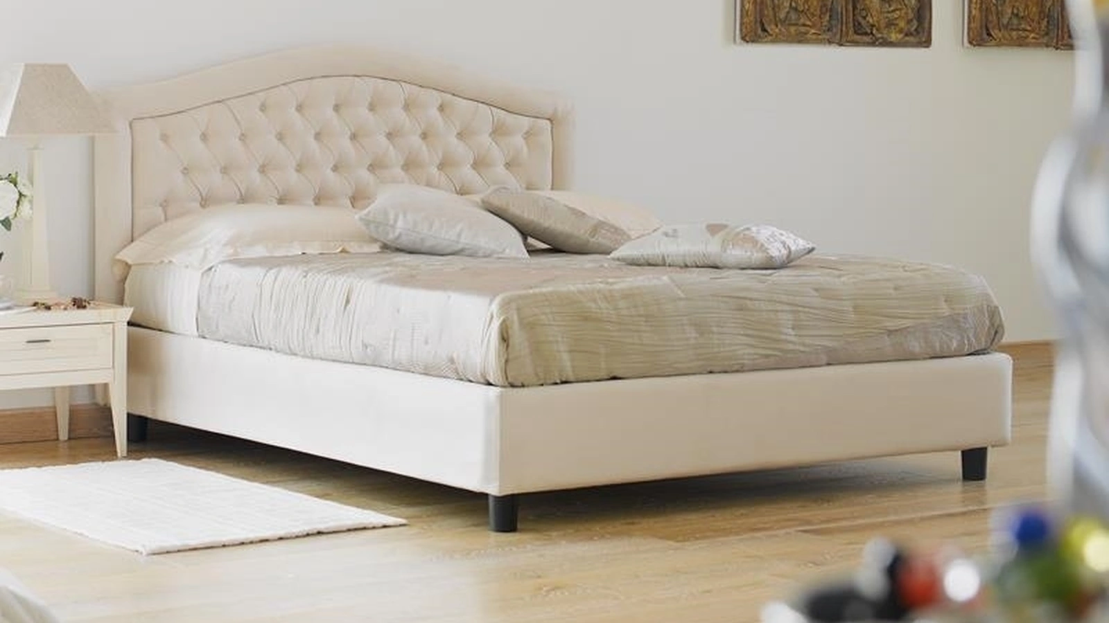 Letto classico in ecopelle con testiera capitonné Zaffiro di Hoppla