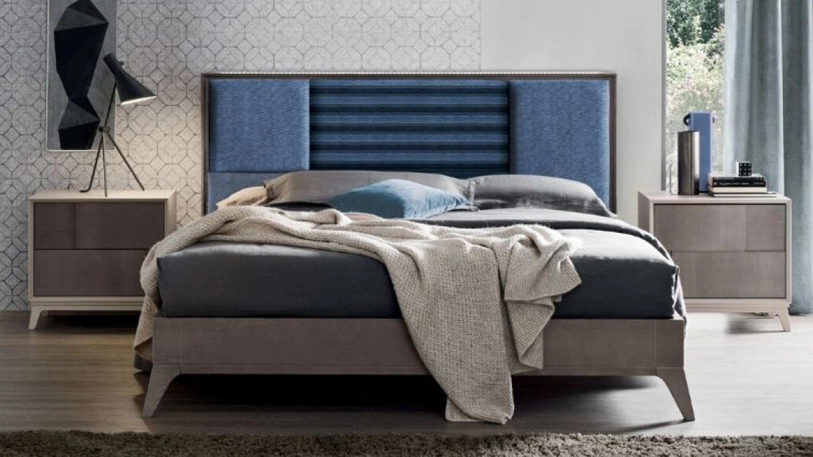 Letto in legno con testiera rivestita in tessuto Coriandolo di Le Fablier