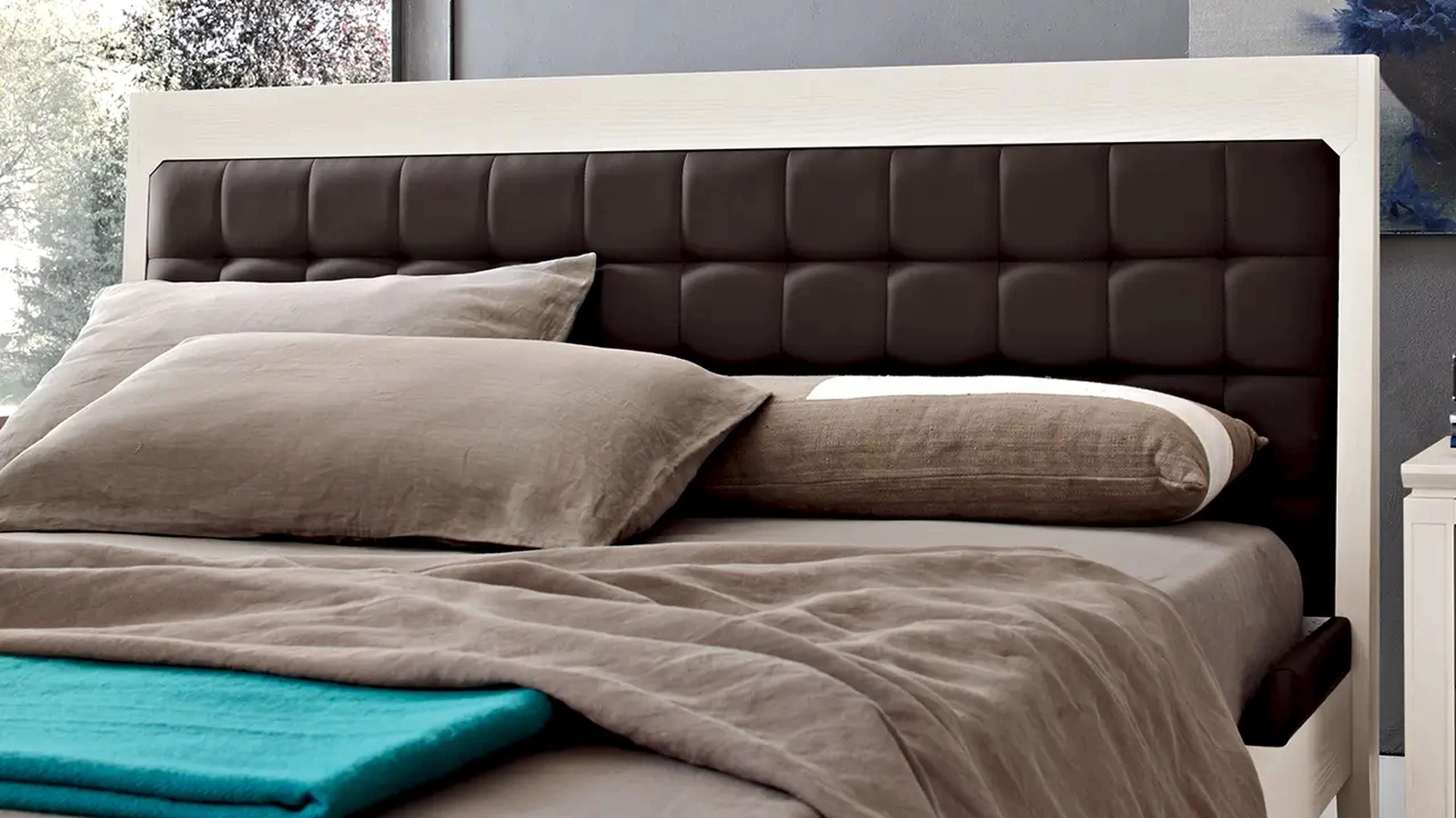 Letto Lino con testiera in pelle di Le Fablier