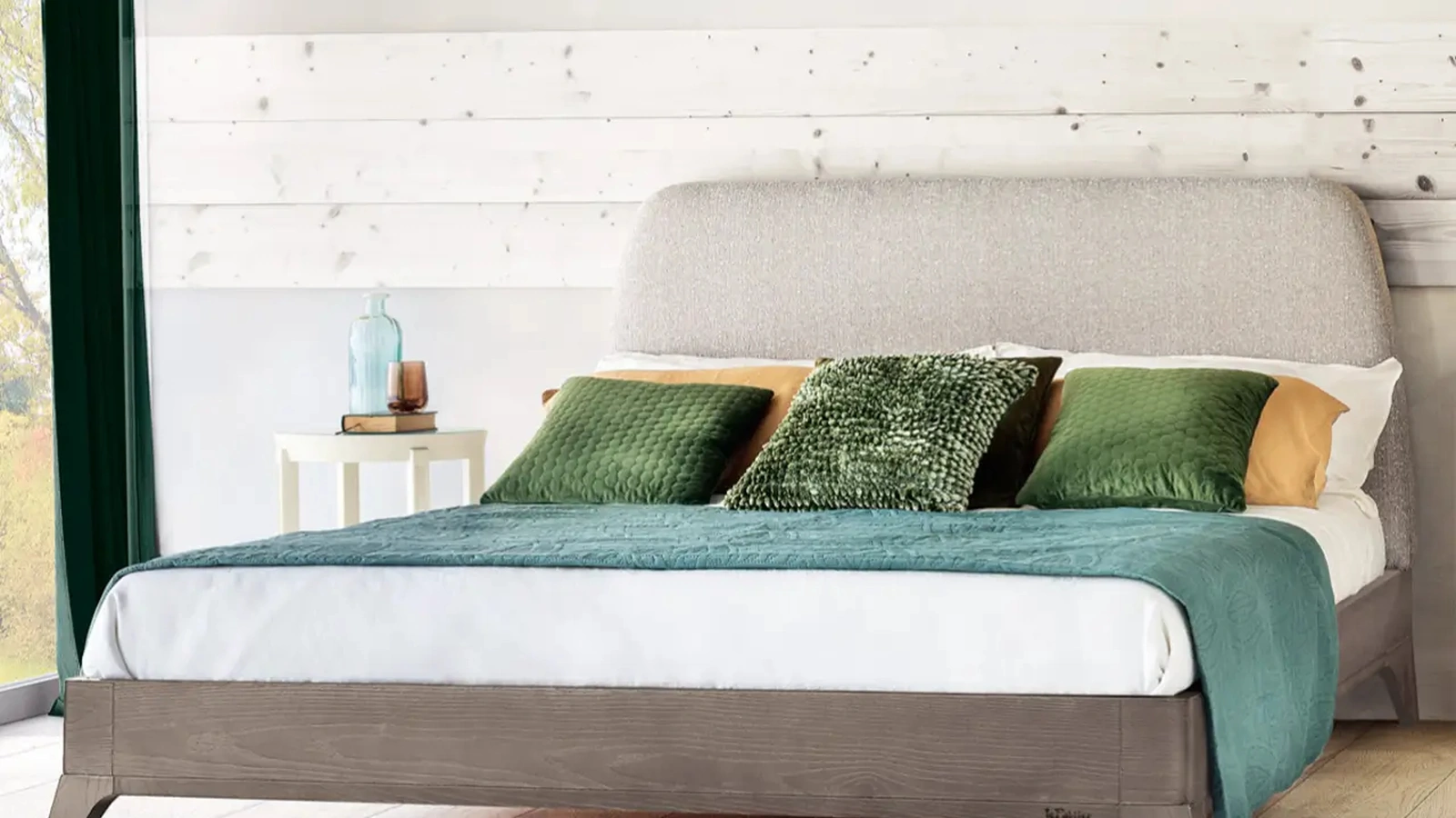 Letto Liquirizia con testiera in tessuto imbottito di Le Fablier