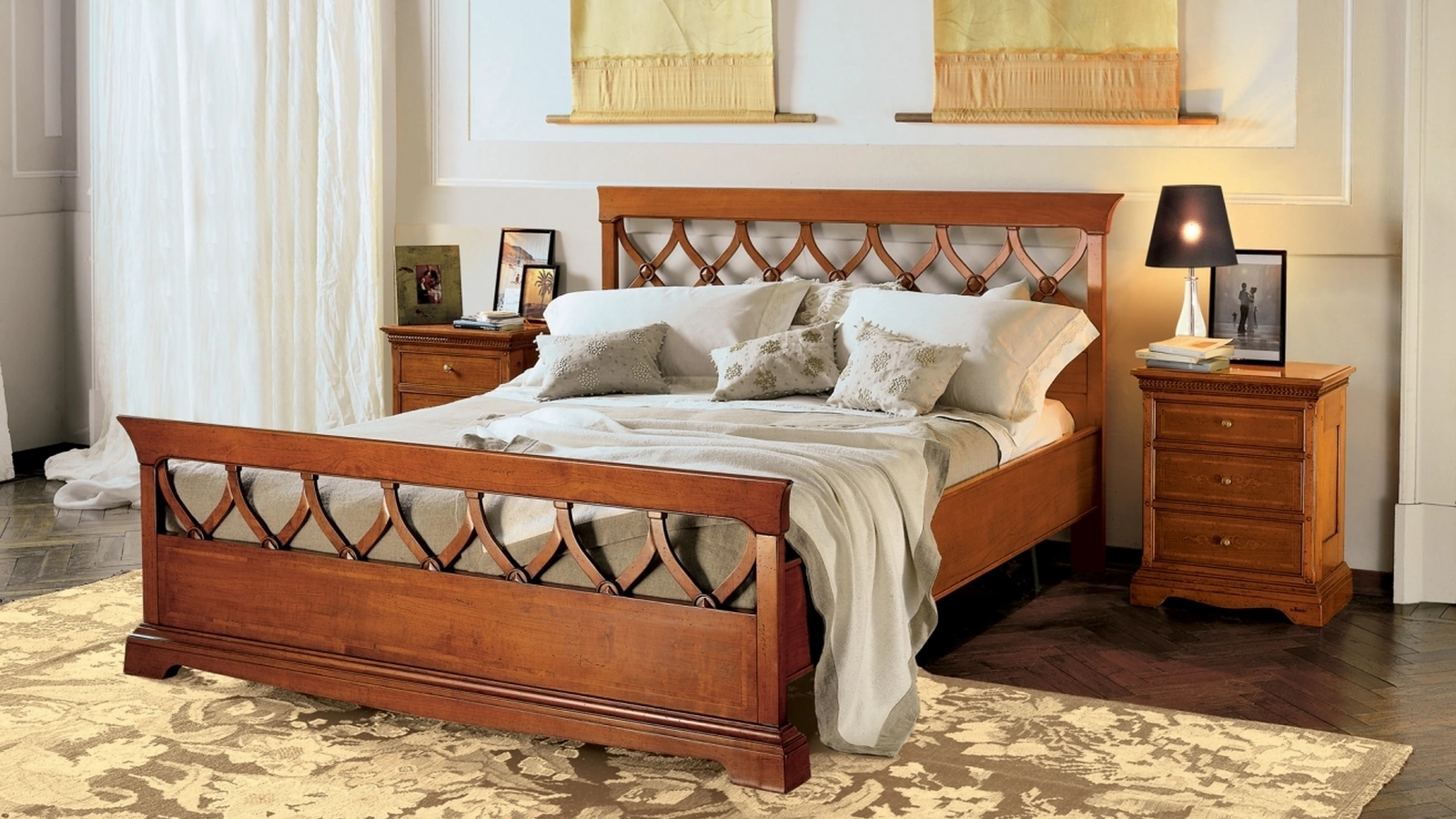 Letto matrimoniale in legno con testiera traforata Narciso di Le Fablier