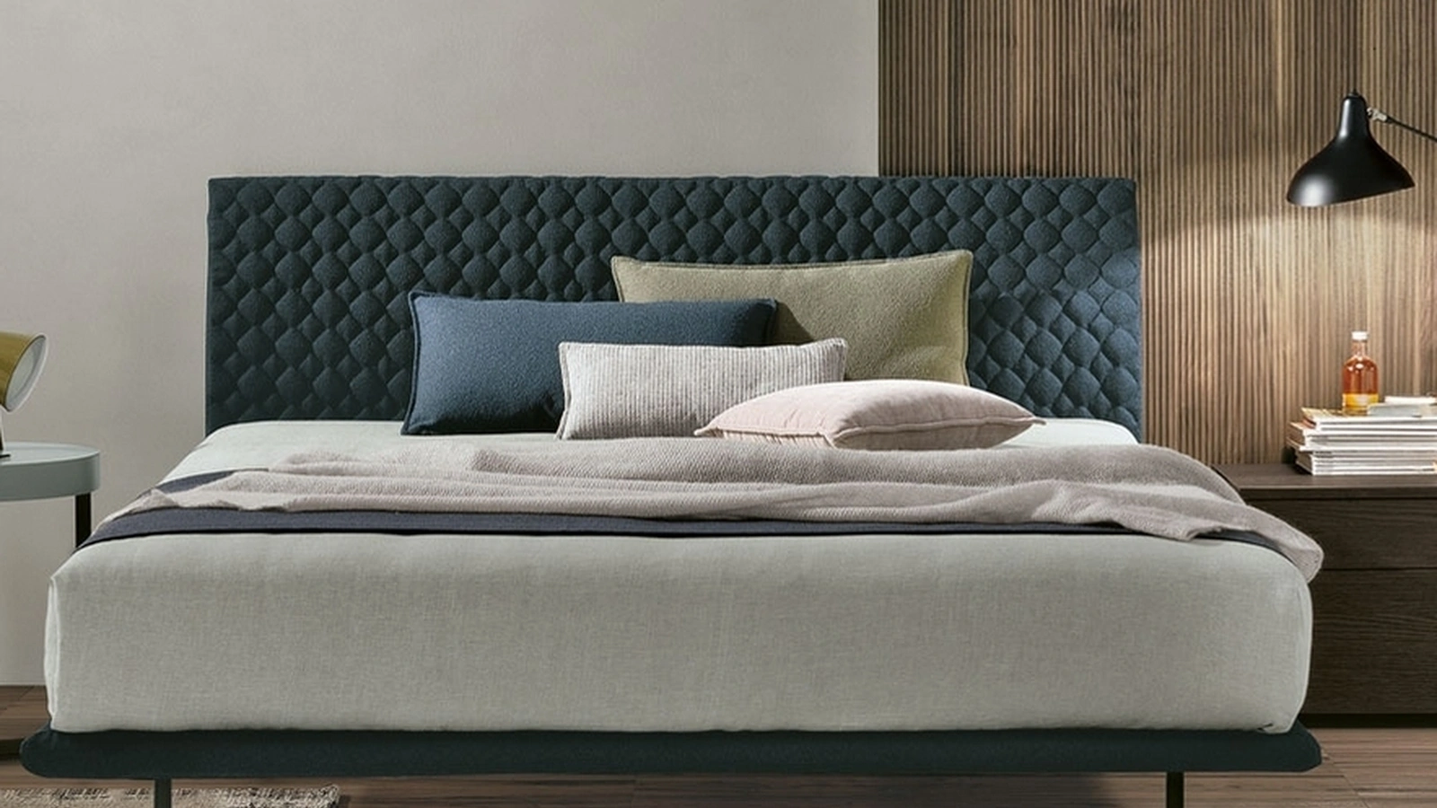 Letto Seven Plus con testiera trapuntata di Tomasella