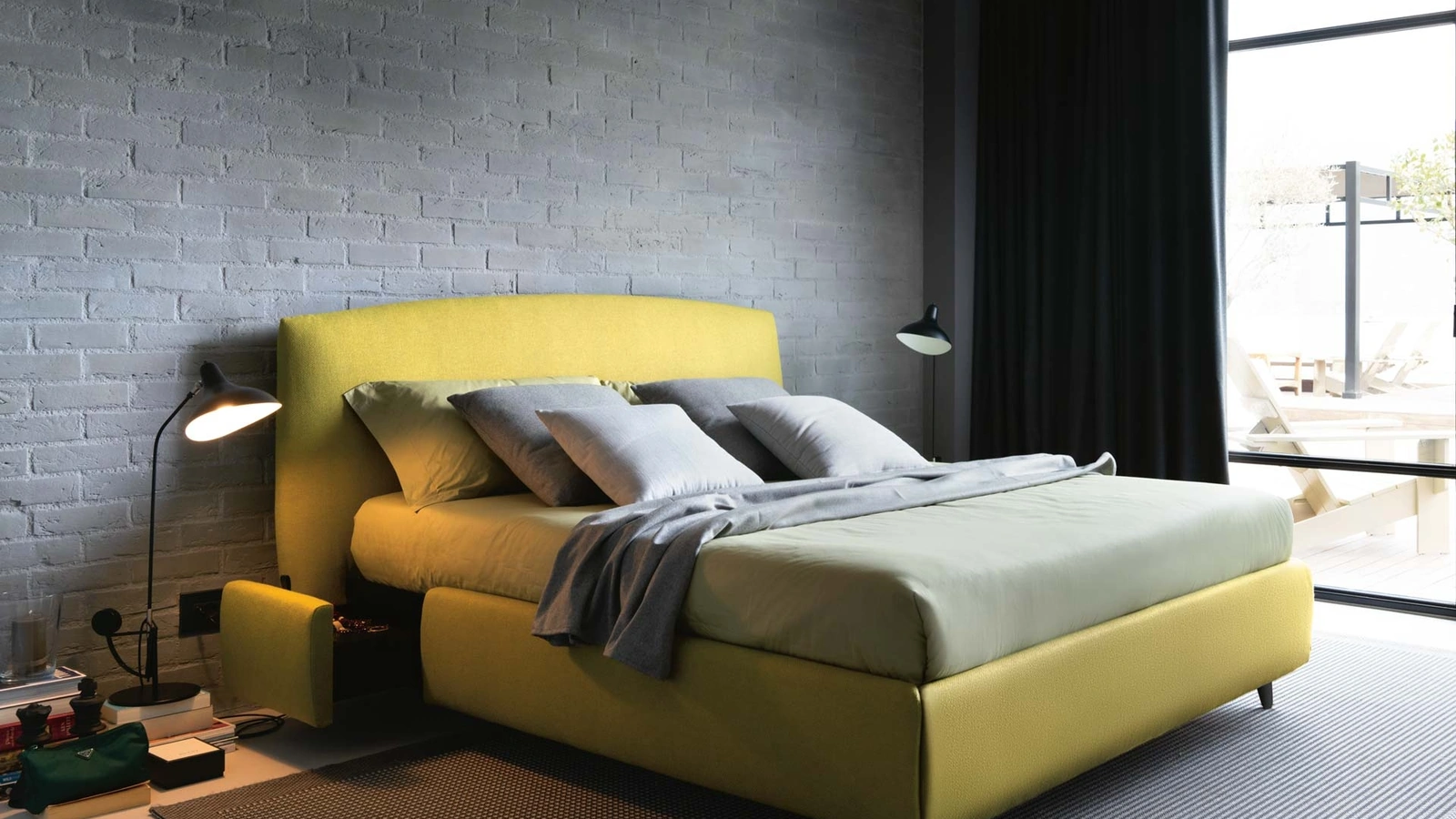 Letto in tessuto imbottito con contenitore Sula di Noctis