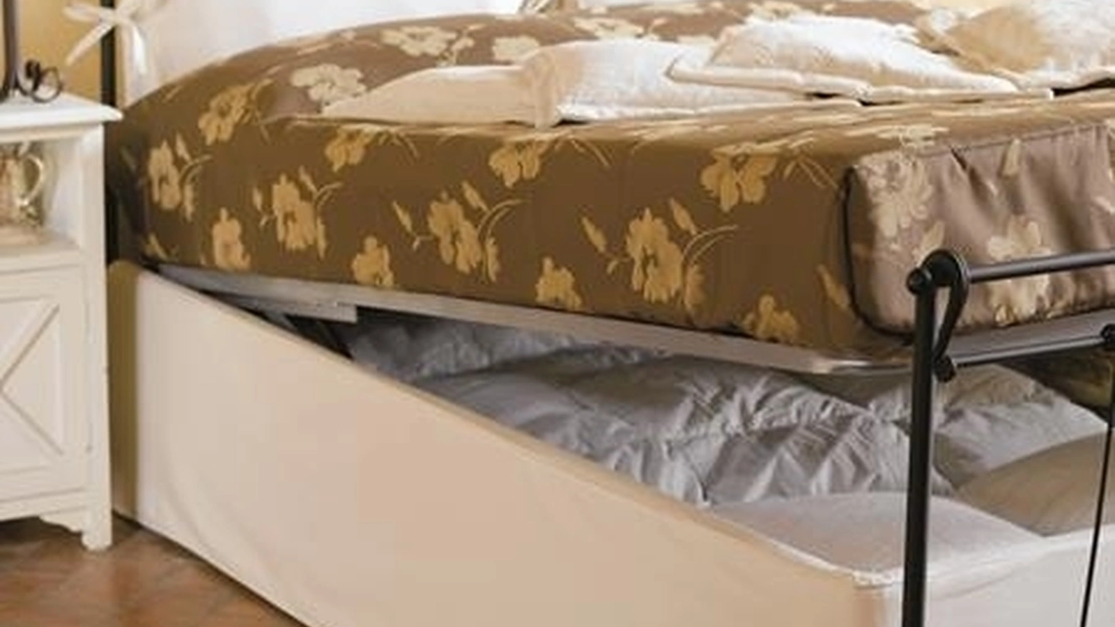 Letto in acciaio verniciato nero e tessuto con contenitore Vivere di Hoppla