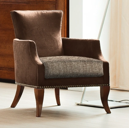 Poltrona Apollo in tessuto imbottito con piedi in legno di Le Fablier