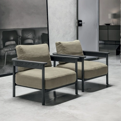 Poltrona Hood in tessuto con struttura in rovere di Tomasella