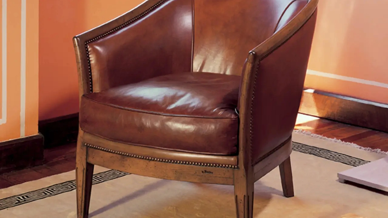 Poltroncina classica Piazza in pelle con struttura in legno di Le Fablier