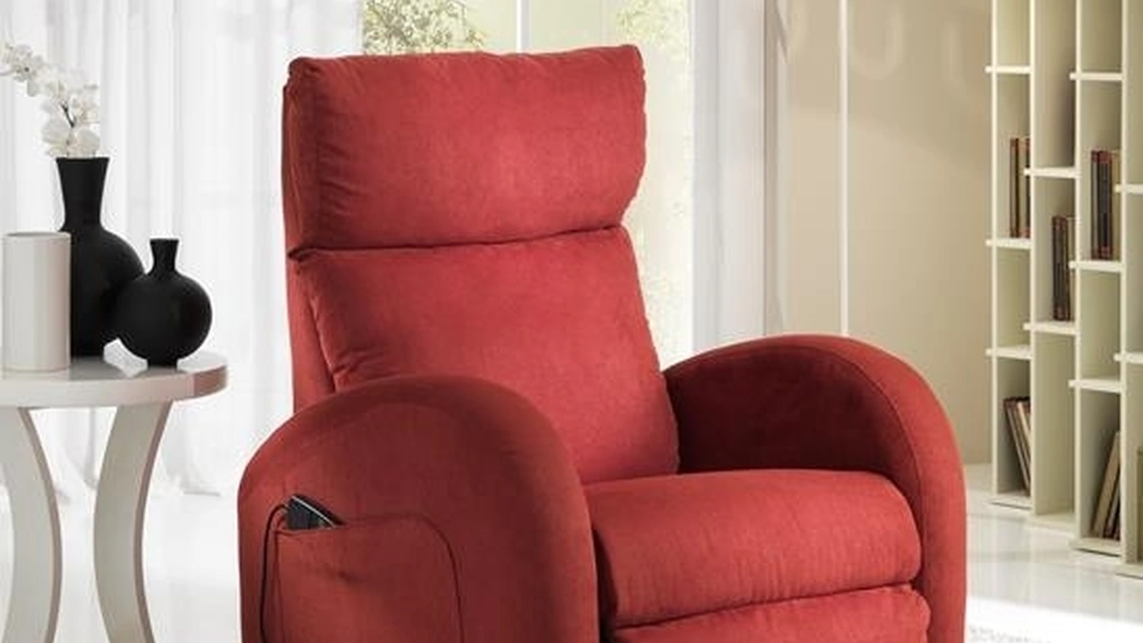 Poltrona relax motorizzata in tessuto con tasca per telecomando Sissi di Hoppla