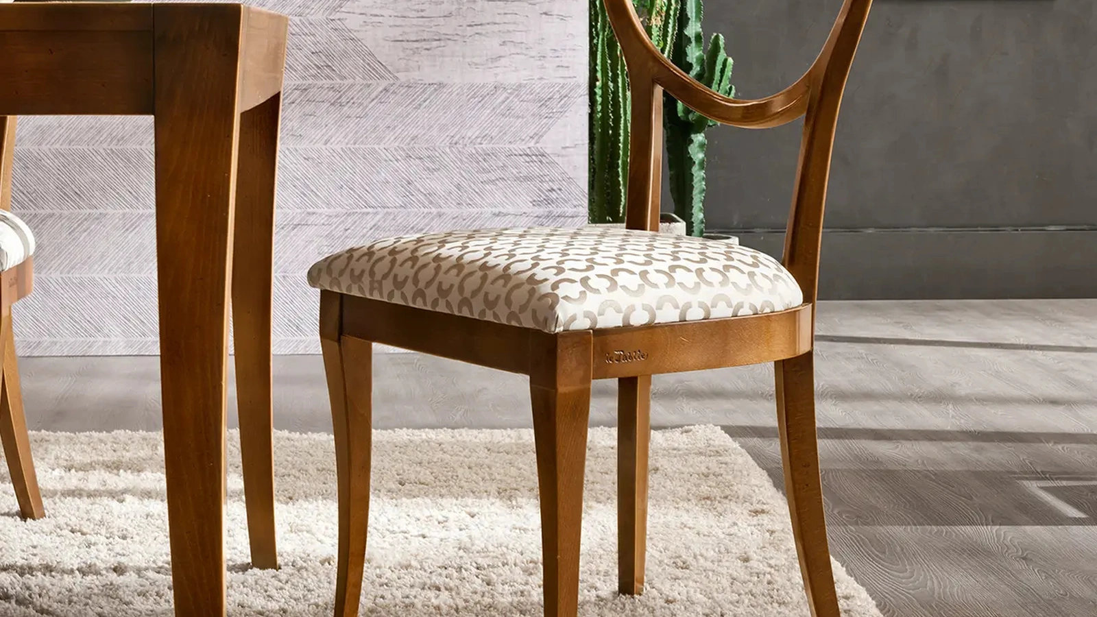 Sedia Apus in legno con seduta in tessuto imbottito di Le Fablier