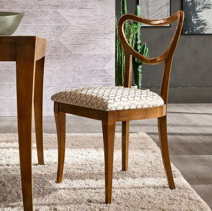 Sedia Apus in legno con seduta in tessuto imbottito di Le Fablier