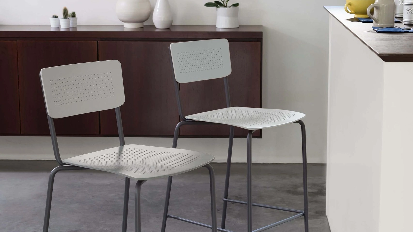 Sgabello impilabile College in polipropilene con base in acciaio laccato di Ingenia