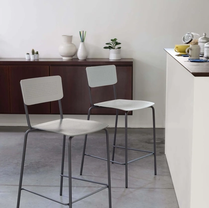 Sgabello impilabile College in polipropilene con base in acciaio laccato di Ingenia