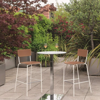 Sgabello impilabile College Outdoor in polipropilene con struttura in acciaio laccato per esterno di Ingenia