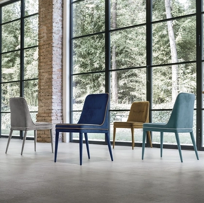 Sedia Dallas interamente rivestita in morbida microfibra effetto velluto di Target Point