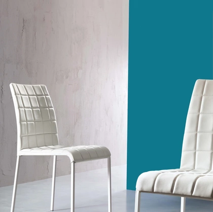 Sedia Anita rivestita in ecopelle trapuntata di Ingenia