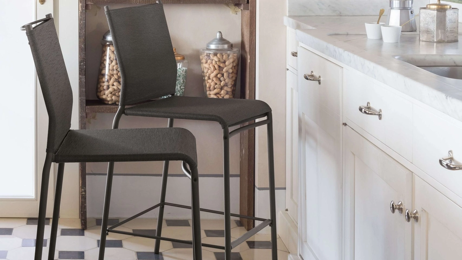 Sgabello Liù in Texplast con struttura in acciaio laccato di Ingenia