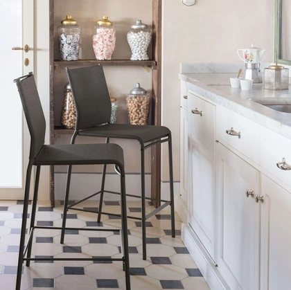 Sgabello Liù in Texplast con struttura in acciaio laccato di Ingenia