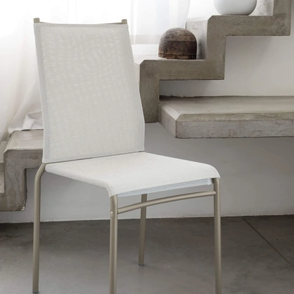 Sedia impilabile Liù con rivestimento in Texplast e struttura in acciaio laccato di Ingenia