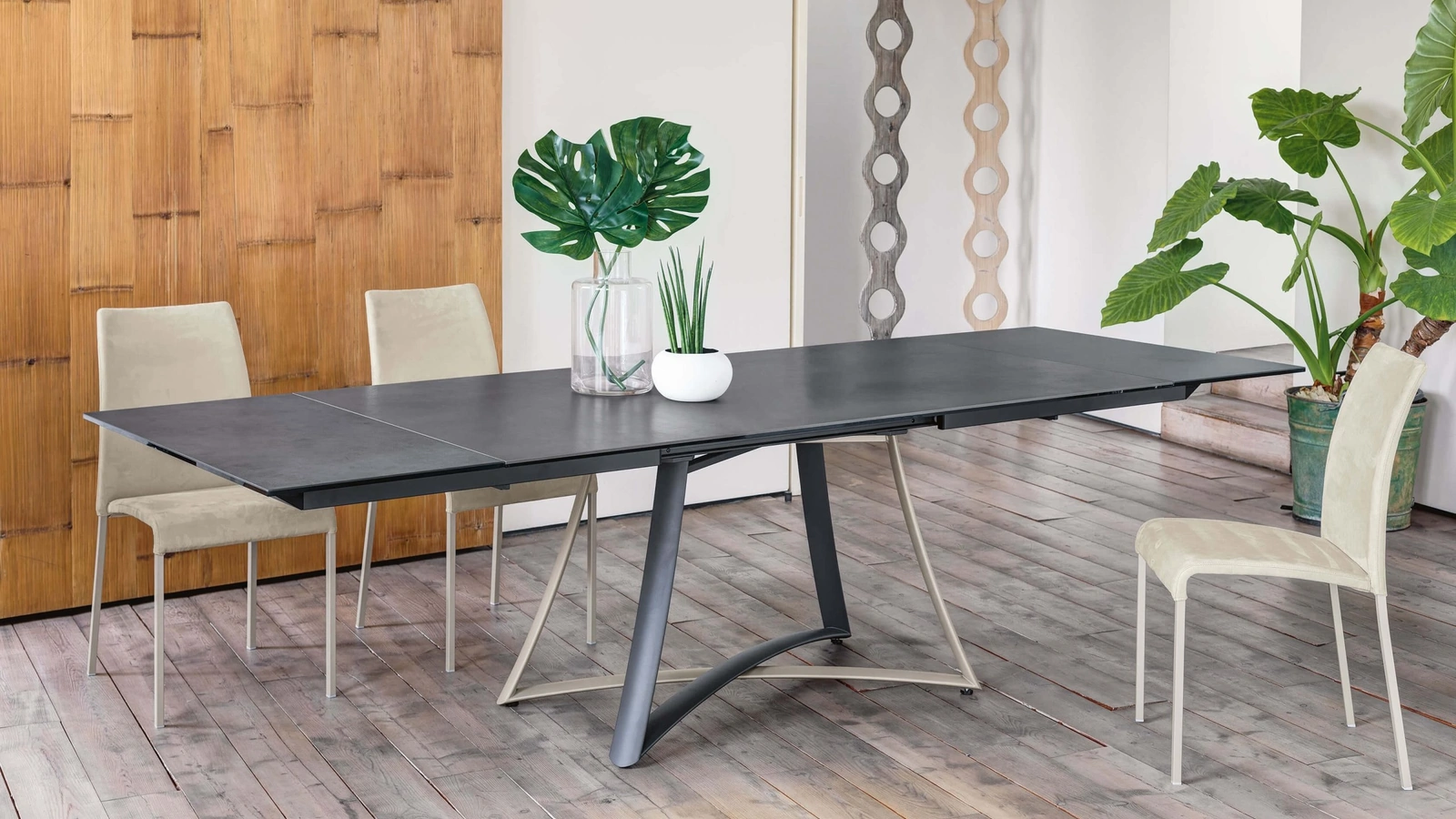 Sedia Sissi in ecopelle con struttura in acciaio laccato di Ingenia