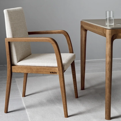 Sedia in tessuto con struttura in legno Kunti di Le Fablier