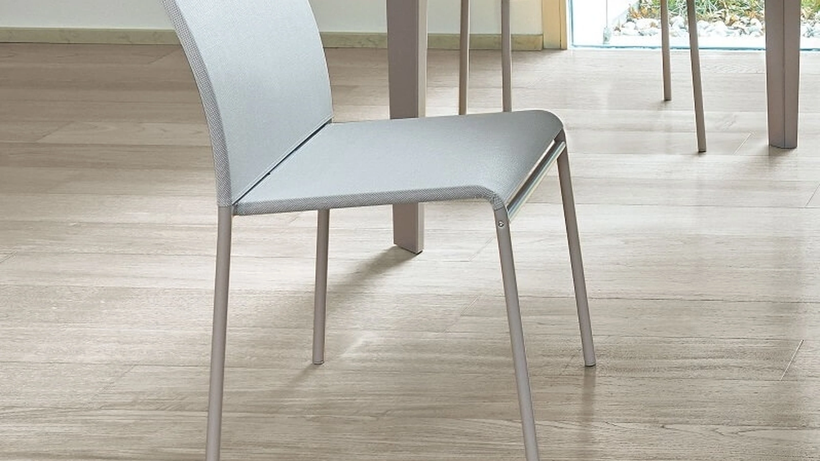 Sedia Lola rivestita in texplast con struttura in metallo di Ingenia